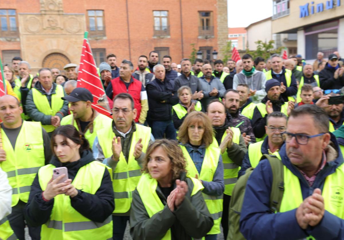 Concentración de agricultores y ganaderos, este viernes frente a los Juzgados de Benavente.