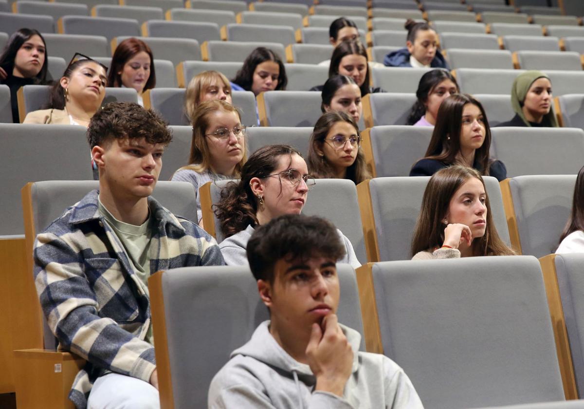 Asistentes, este viernes, a la presentación de la asociación ELNA, promovida por alumnos de Enfermería de la UVA.