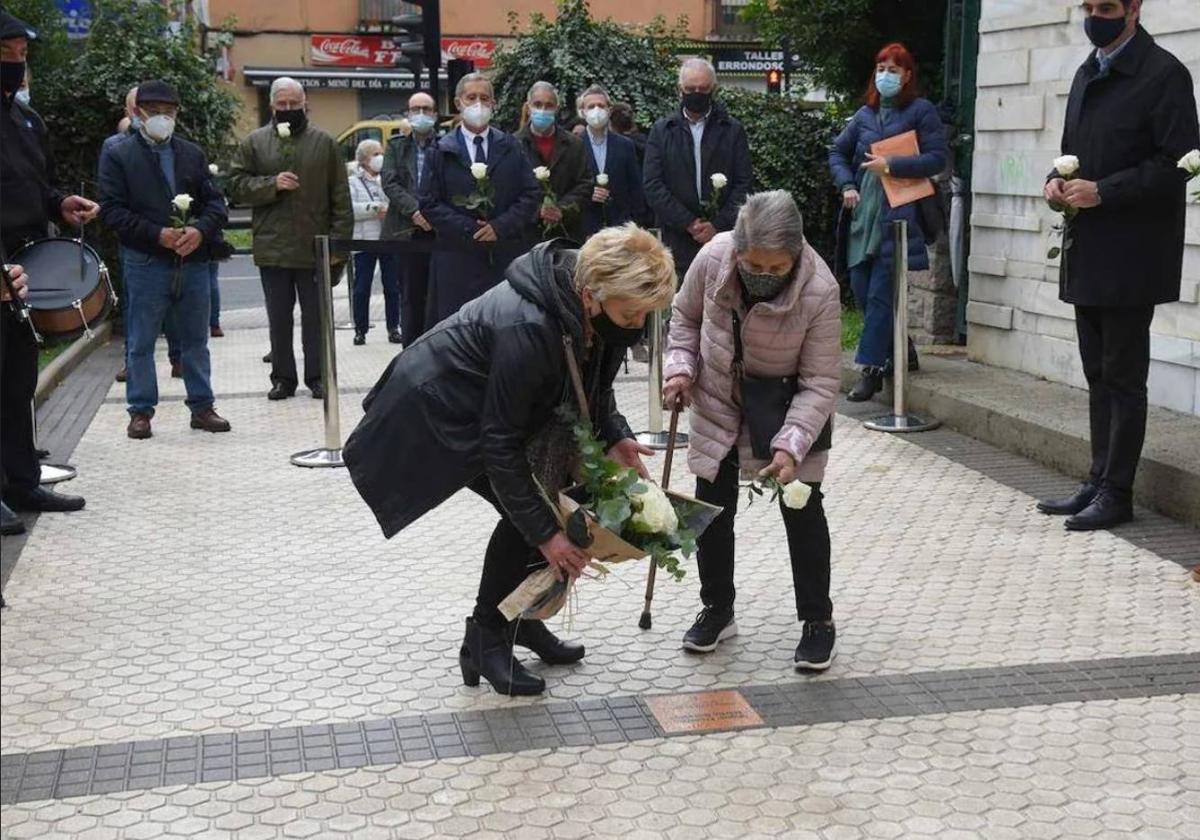 Caty Romero deposita un ramo de flores ante la placa en el homenaje realizado en noviembre de 2020 a Miguel Francisco Martín, asesinado por ETA.