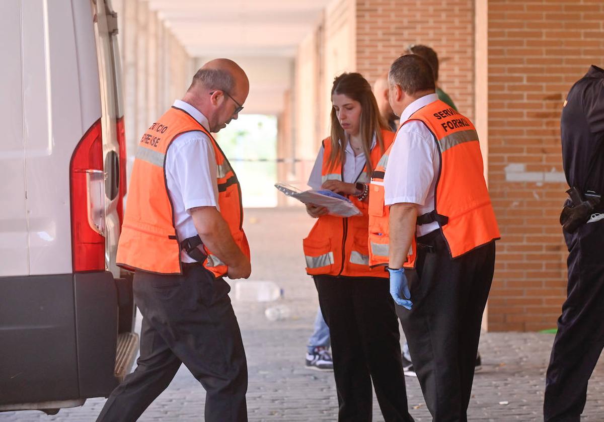 Los forenses llegan al lugar del crimen el pasado 12 de agosto.