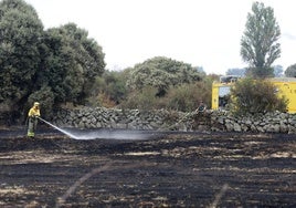 Un bombero forestal trabaja en la extinción de un incendio en Navas de San Antonio, el más grave de este verano.