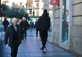 Un usuario de un patinete eléctrico circular por una acera en Valladolid, en una imagen de archivo.