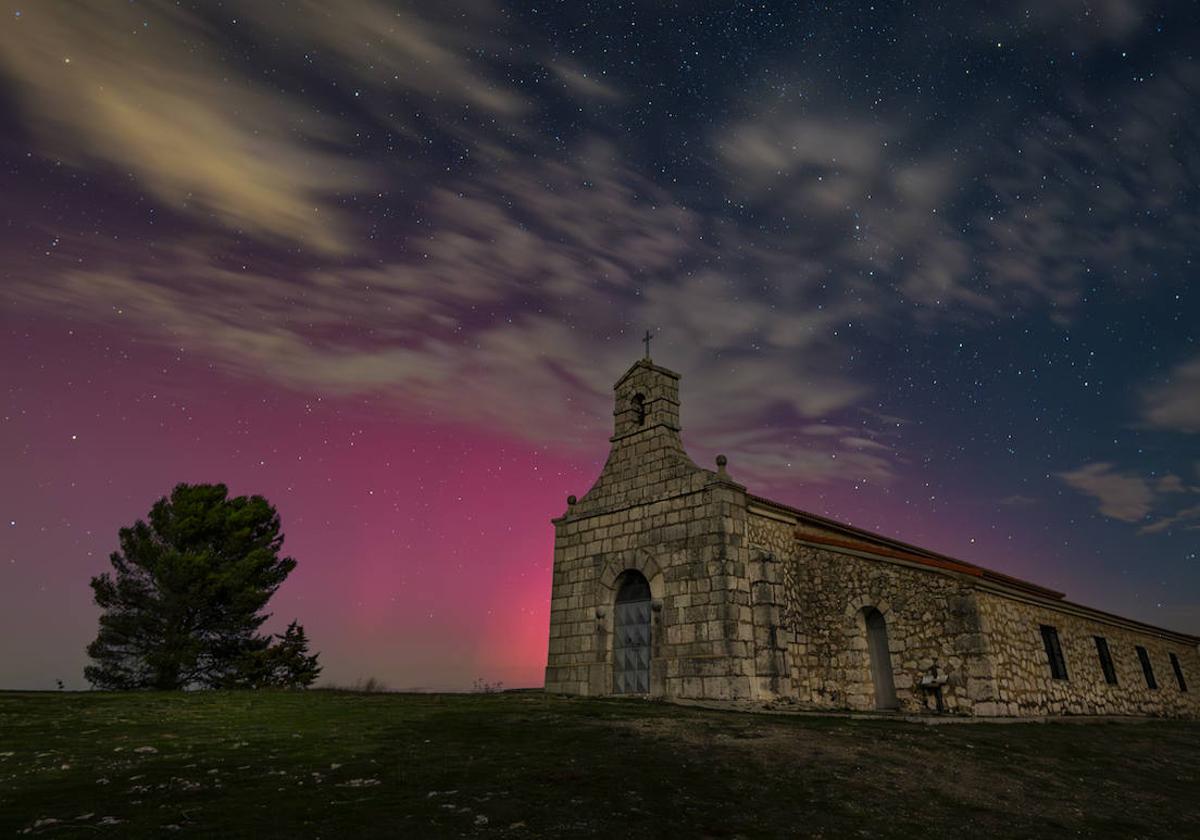 La aurora boreal, sobre la ermita de la Virgen del Rasedo en Cevico de la Torre.