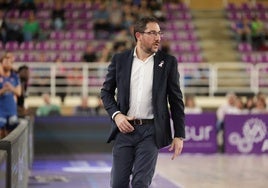 Lolo Encinas, en la banda en el partido ante Fuenlabrada.