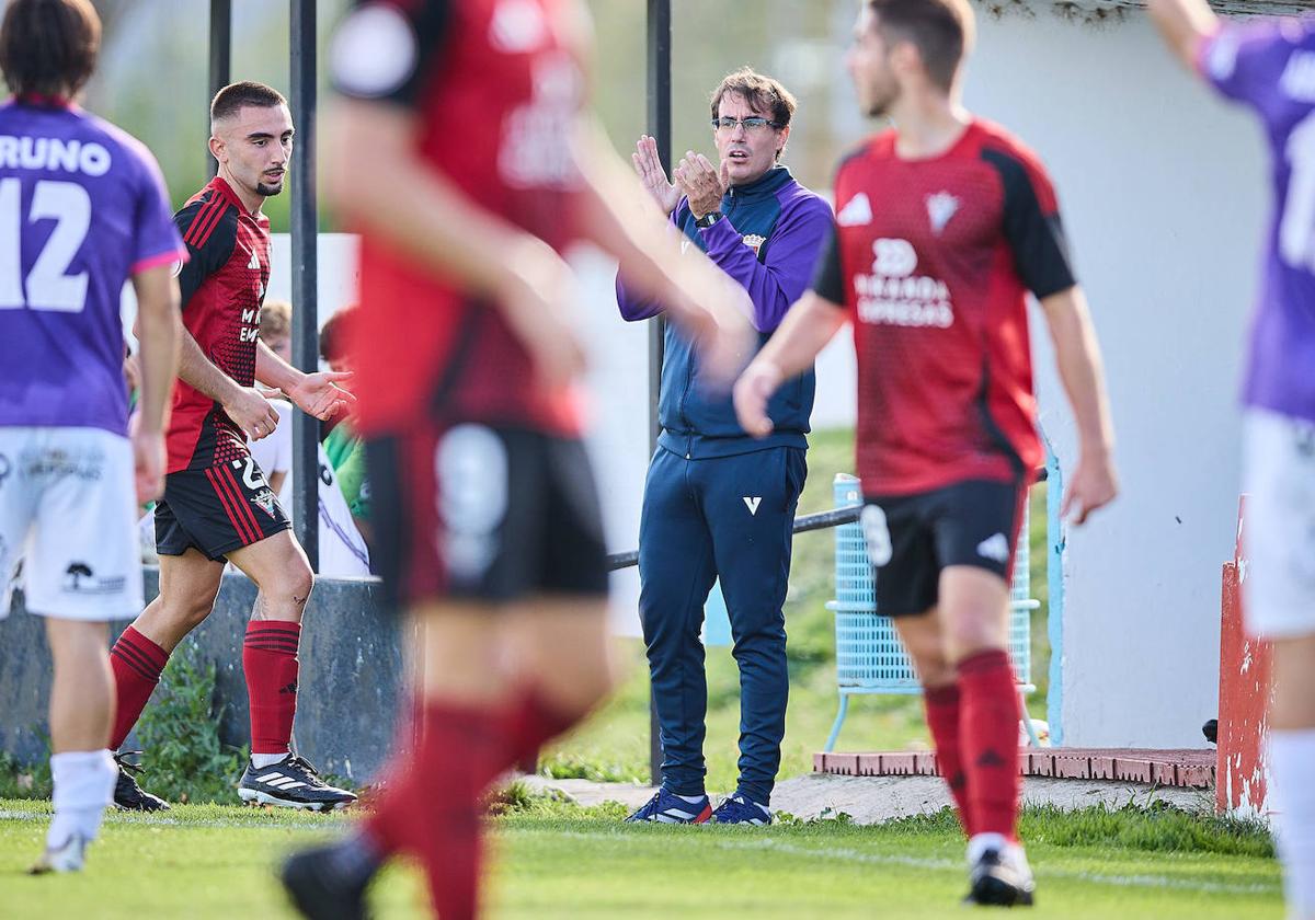 El técnico palentino Jonathan Prado alienta a los suyos en el partido.