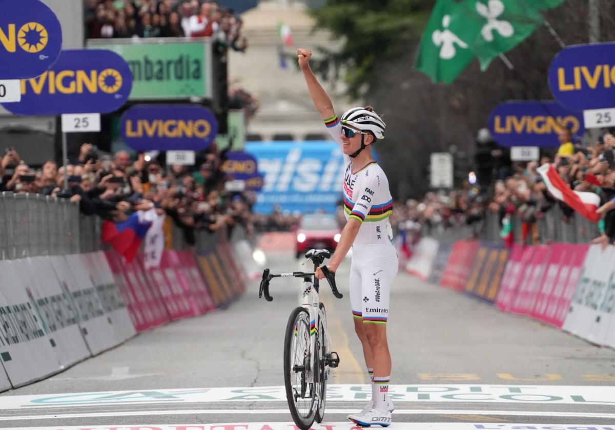 Pogacar celebra la victoria en Lombardia.