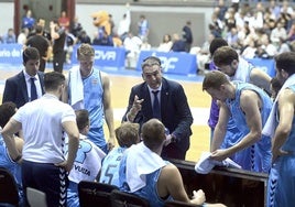 Luis Guil da instrucciones a sus jugadores en un tiempo muerto.