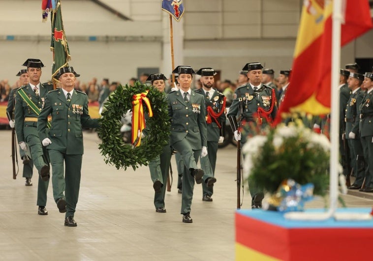 Homenaje a los caídos durante el acto con motivo de la festividad de la Guardia Civil.