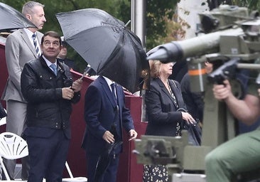 Mañueco asiste en Madrid al homenaje a la bandera y al desfile militar