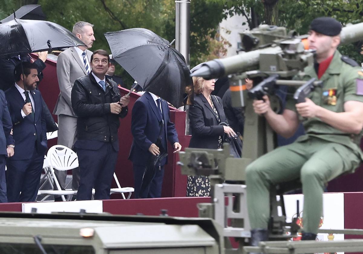 El presidente de la Junta de Castilla y León, Alfonso Fernández Mañueco, en el acto solemne de homenaje a la Bandera Nacional en Madrid.