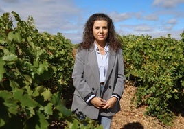 Leticia Sanz, la quinta generación de Bodega Javier Sanz Viticultor, explicando la vendimia nocturna.