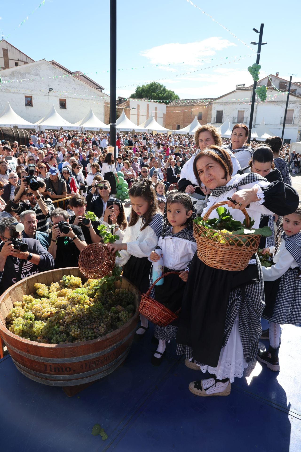 El pregón de Carmen Lomana en Rueda, en imágenes