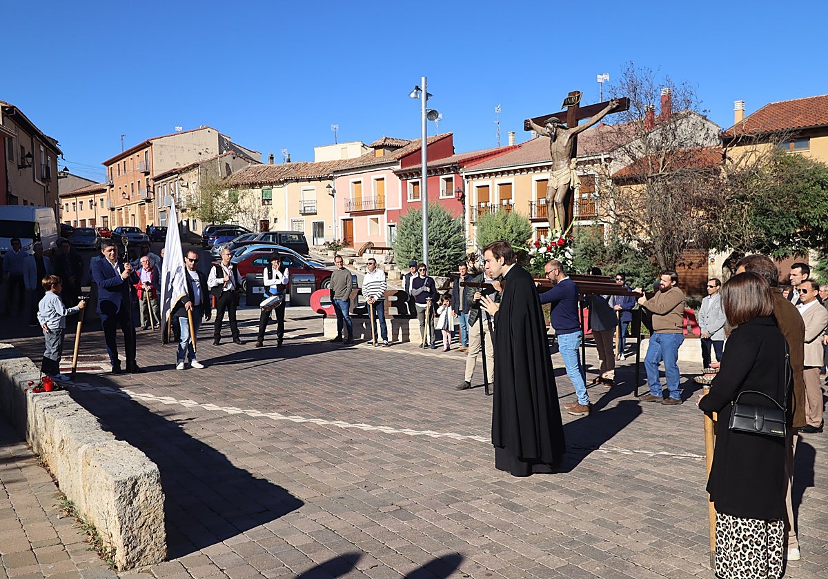 Durante la procesión tuvo lugar un emotivo responso por los difuntos.