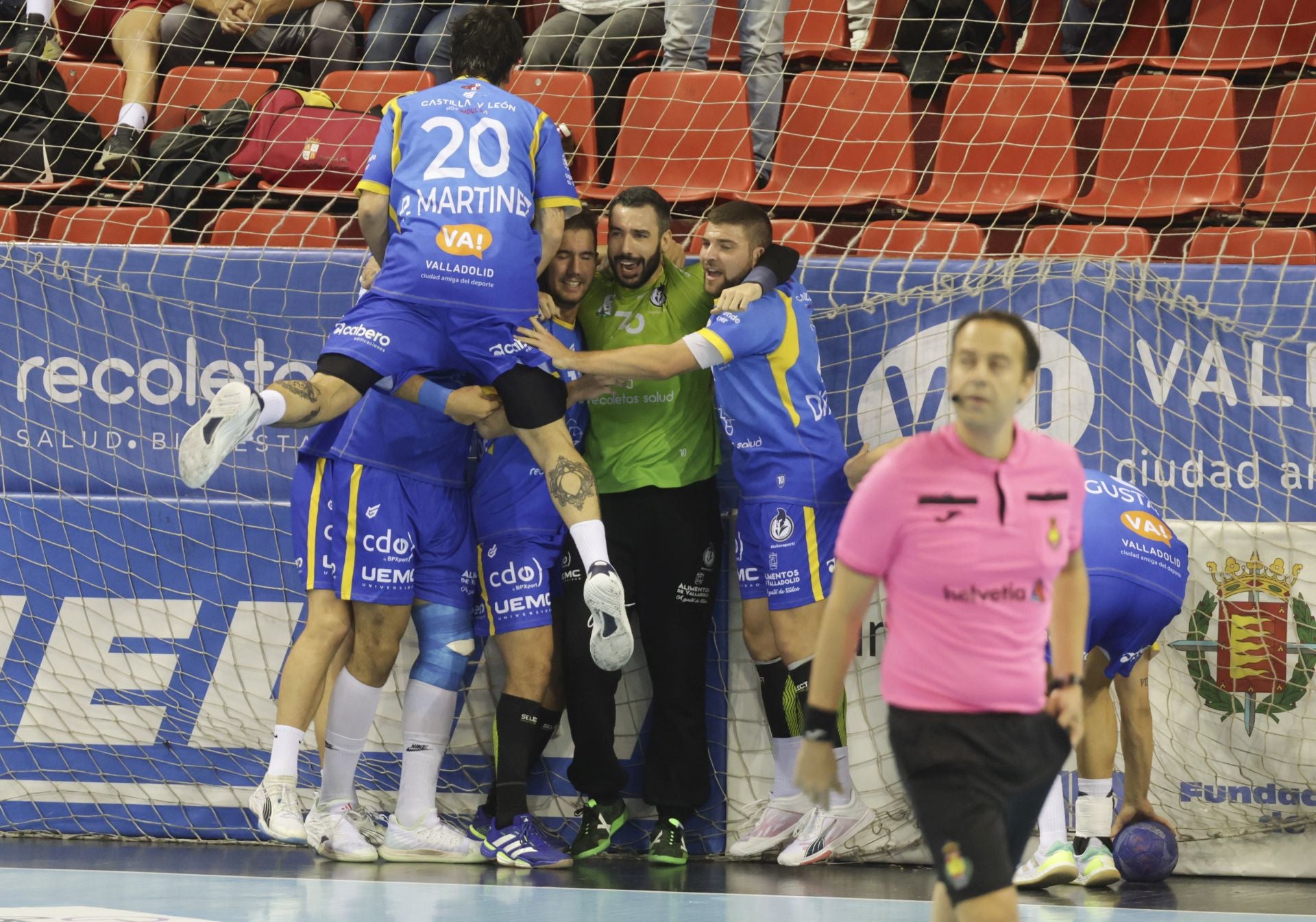 Los jugadores del Recoletas Valladolid abrazan a su compañero, el portero Gerard Forns, tras el pitido final.