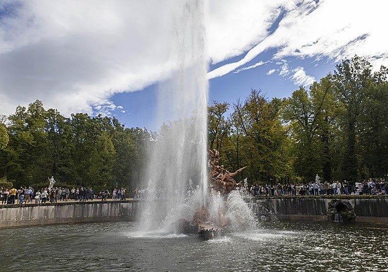 Centenares de visitantes asisten, este domingo, al encendido y los juegos de agua de la fuente de Andrómeda.
