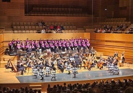 Coro detrás, Orquesta y Grupo de Ballet Español, en el Migue Delibes el sábado.