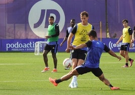 Lucas Rosa trata de impedir el pase de Juanmi Latasa durante la sesión de entrenamiento del Real Valladolid de este lunes.