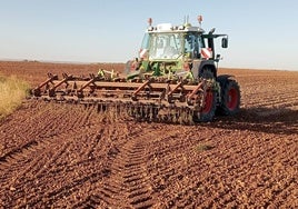 El tractor con el cultivador enganchado, este pasado fin de semana en la localidad vallisoletana de Siete Iglesias de Trabancos.