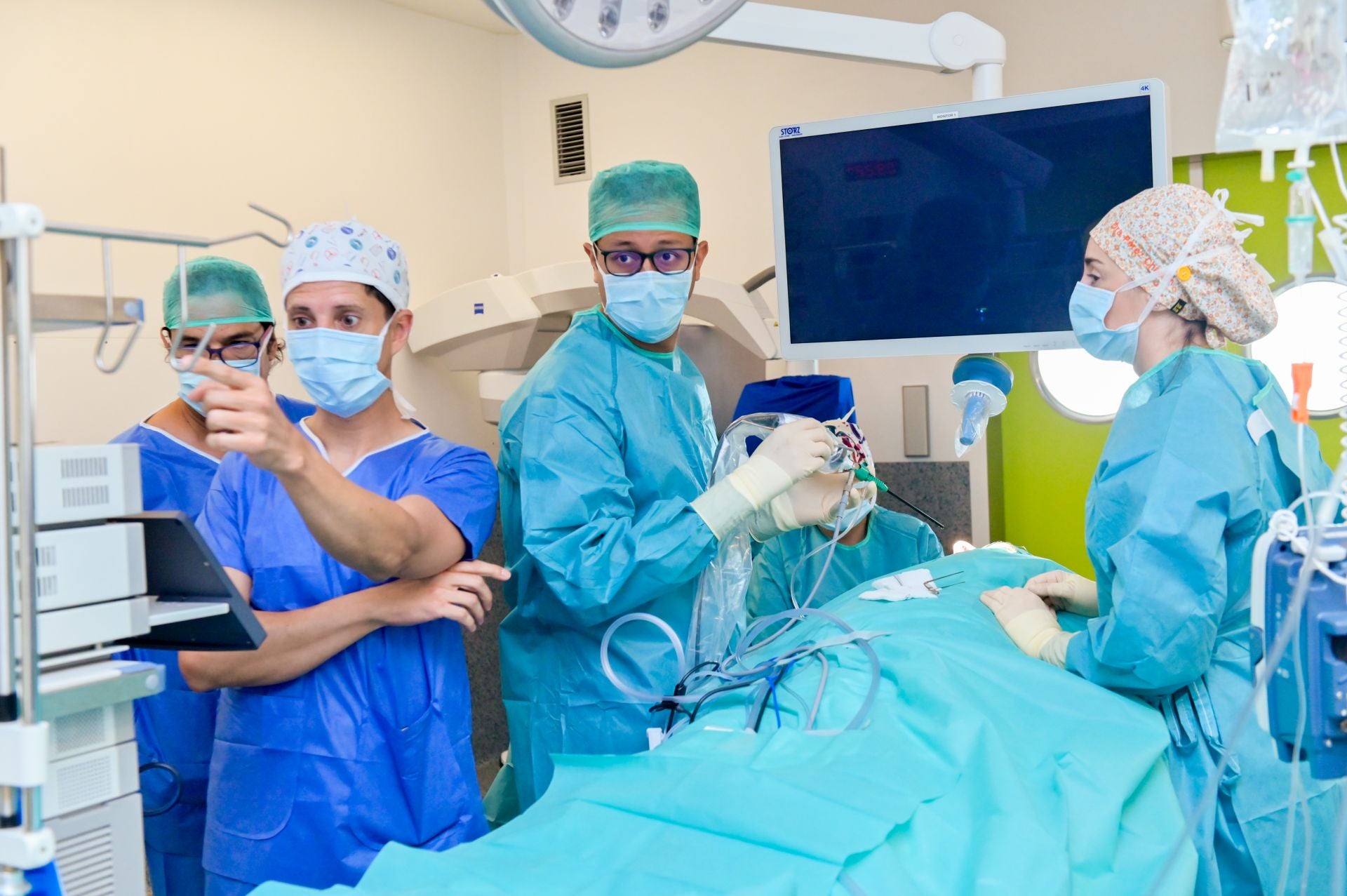Radiografía de la profesión médica en Castilla y León: se jubilan hombres, entran mujeres