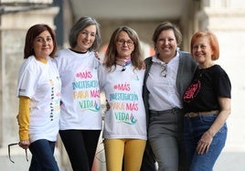 María Jesús Prada, Ana Isabel Antón, Lorena García, Conchi Torío y Josefina Rodríguez, integrantes de la asociación de pacientes de cáncer de mama metastásico de Valladolid.