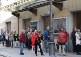 La gente espera en la calle Burgos para adquirir entradas en el Principal, este lunes.