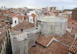 Los andamios cubren el perímetro de la cúpula de la iglesia de la Vera Cruz.