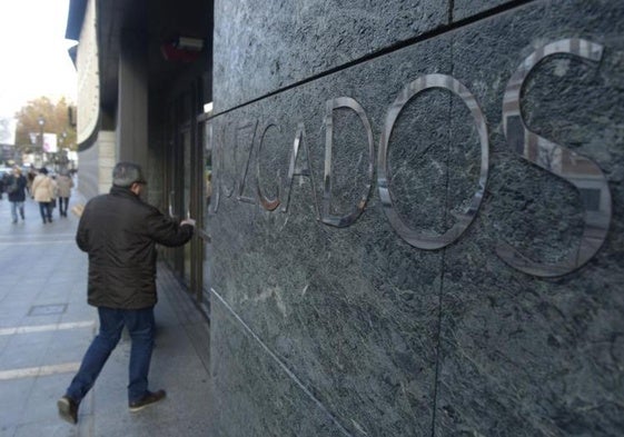 Un hombre accede a los juzgados de Valladolid, en una imagen de archivo.