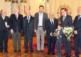 Jesús María Palomares, tercero por la izquierda, y Teófanes Egido, quinto, en el Ayuntamiento.