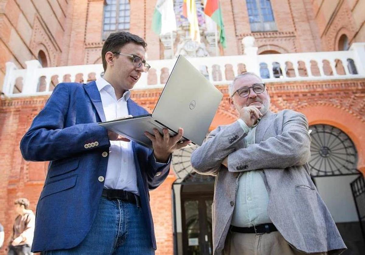 Alberto Martín y Emilio Delgado posan para el periódico Ideal frente a la facultad de Comunicación.