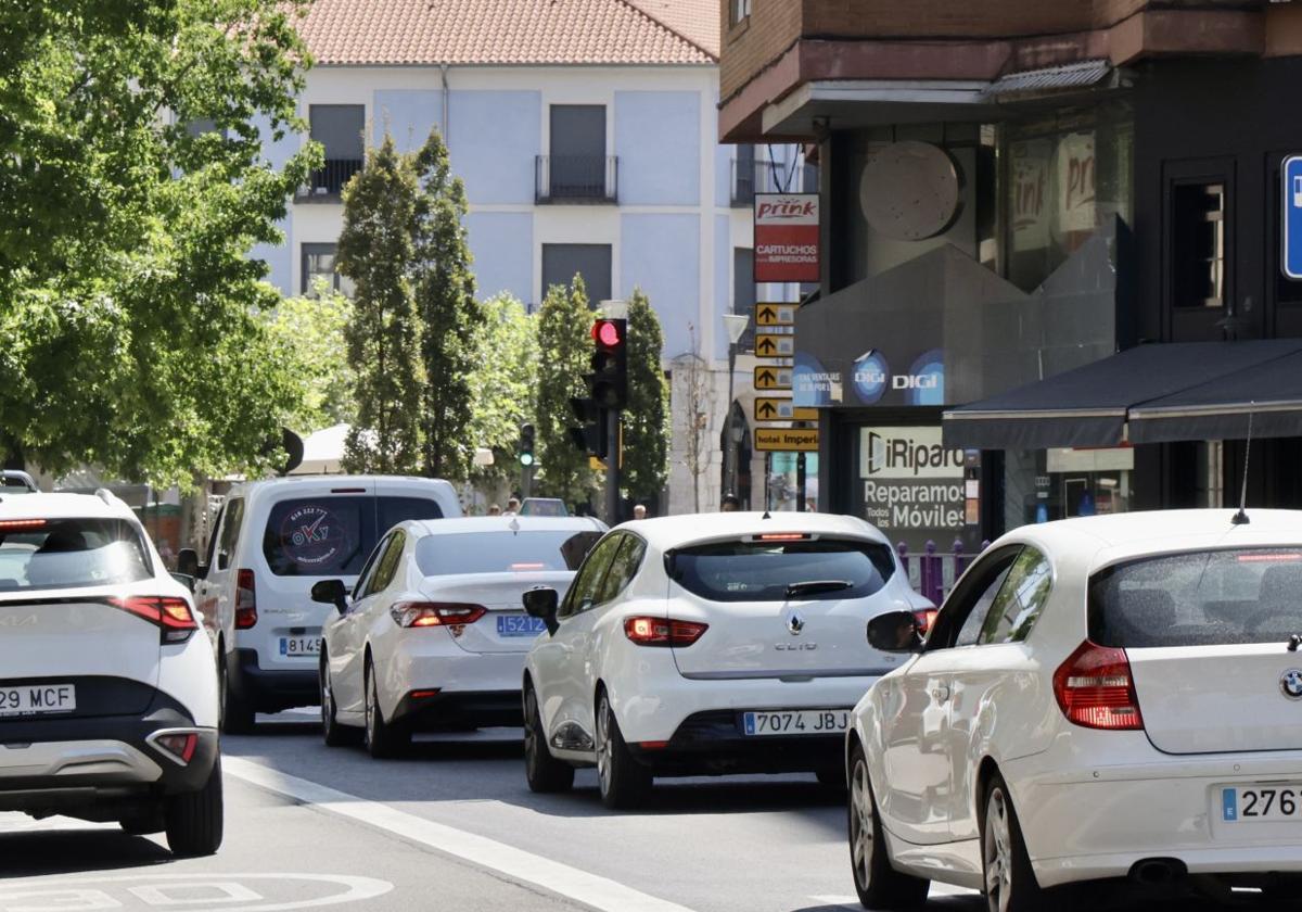 Varios vehículos circulan por el centro de Valladolid.