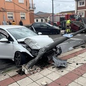 Dos heridos y un mujer atrapada en un brutal accidente en León