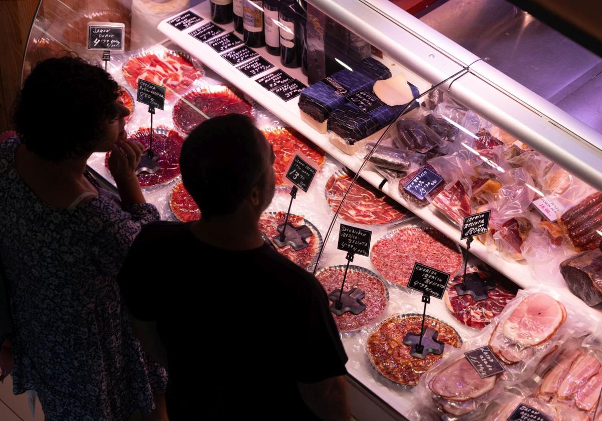 Puesto de charcutería en el Mercado del Val de Valladolid.