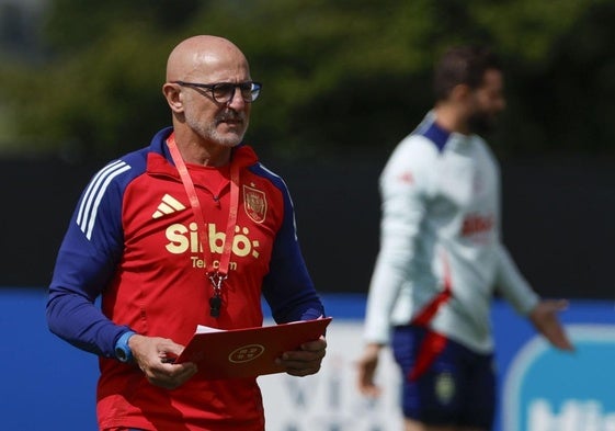 El seleccionador nacional de fútbol, Luis de la Fuente, dirige un entrenamiento de España.