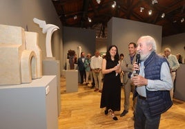 El escultor Luis Alonso, durante la inauguración de su exposición en el Centro Cultural, este pasado verano.