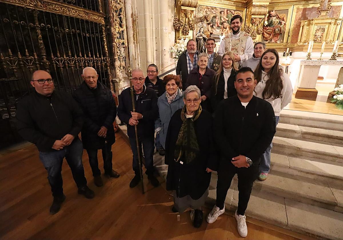 Cofrades junto a la imagen de Santa Teresa en la iglesia de Santa María
