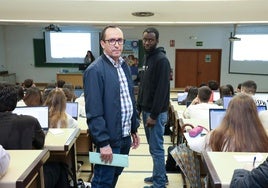 Mohammed Abdous y Omar Camara, en la actividad organizada por Accem en la Facultad de Derecho.