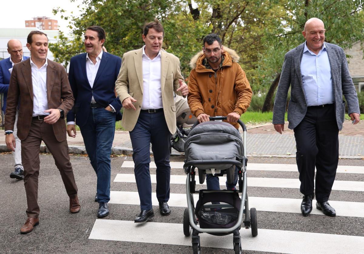 Conrado Íscar, Juan Carlos Suárez-Quiñones, Alfonso Fernández Mañueco y Jesús Julio Carnero, de camino a las viviendas de Puente Colgante con un nuevo inquilino.