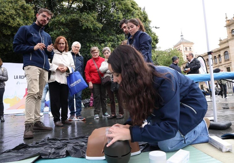 Taller de RCP celebrado en la plaza de Zorrilla.