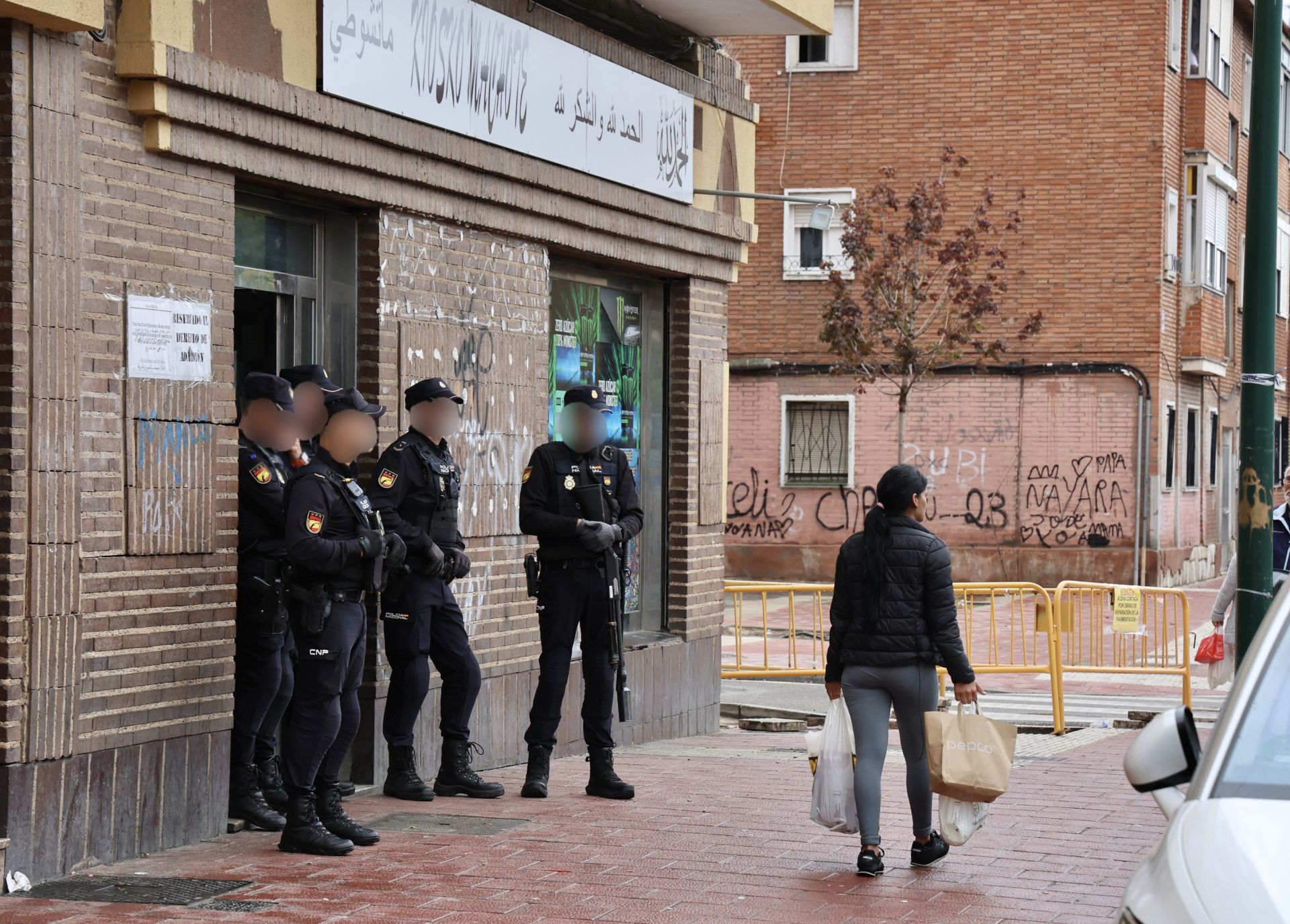 Las imágenes de la detención y el hallazgo de cuchillos en un ultramarinos de Delicias