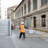 Cien operarios toman el Lope de Vega para sacarlo de la ruina y devolverlo a escena