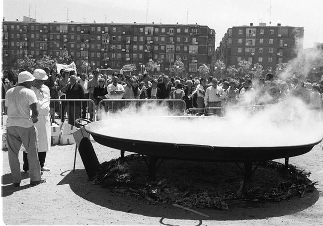 Los asistentes a la inauguración pudieron disfrutar de una paellada popular.