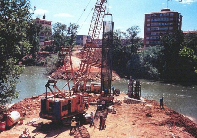 Uno de los ocho pilotes de dos metros de diámetro que tiene el puente.