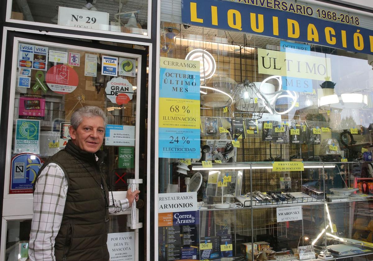 Juan Pablo Barreno, en la puerta de su comercio, en la avenida del Acueducto.