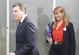 El consejero de Economía y Hacienda, junto a la directora general de Presupuestos de la Junta.