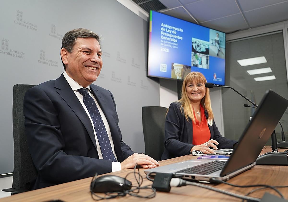 El consejero de Economía y Hacienda, junto a la directora general de Presupuestos de la Junta.