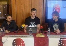 Manuel Dos Santos, de Amgu; Gorka La Barbera, creador de la iniciativa, y el concejal Fran Fernández, en la presentación de Terroríficamente Cortos.