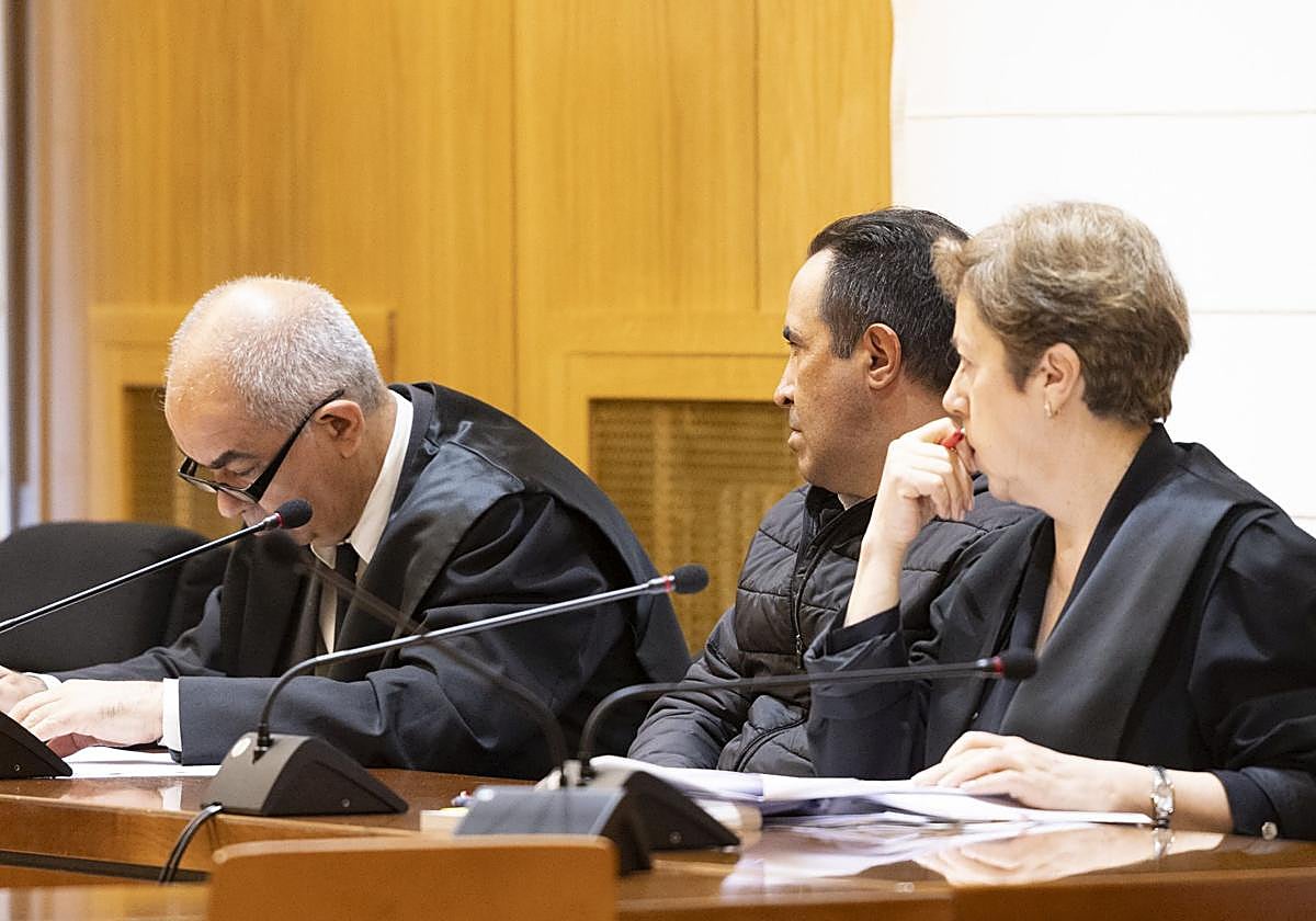 Rubén Álvarez, a la derecha, en la primera sesión del juicio.