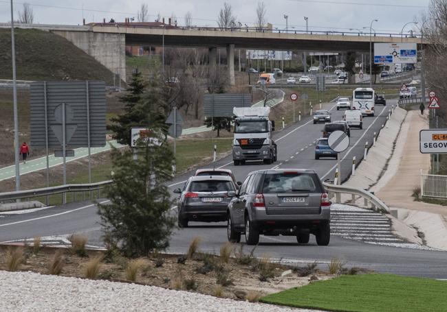 Tráfico intenso por la CL-601 entre la capital segoviana y La Granja.