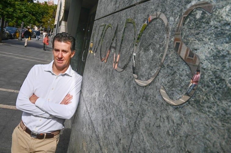 El abogado David Lázaro, en la puerta de los juzgados de la calle Angustias durante una guardia del turno.