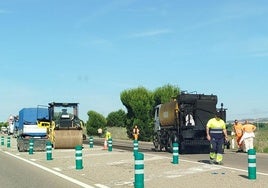 Obras de asfaltado en la A-11, entre Traspinedo y Tudela de Duero, para reparar los baches del pavimento, el pasado mes de julio.